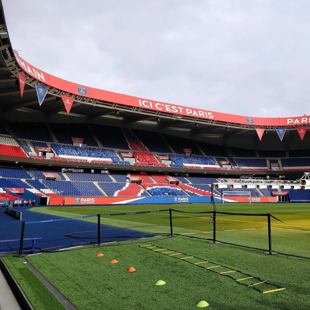 Parc des Princes vu depuis la sortie des vestiaires