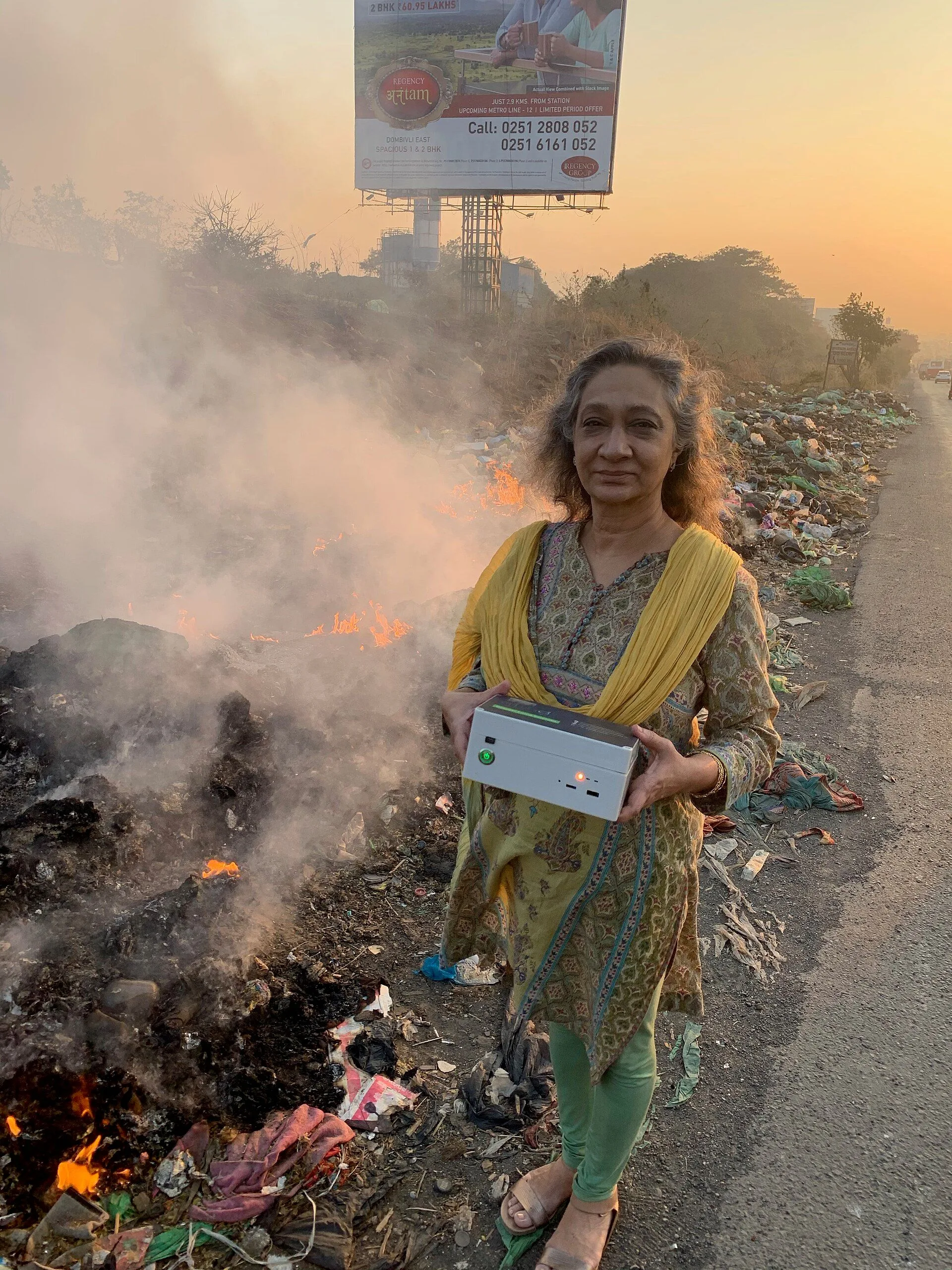 Measuring PM2.5 air pollution from a burning roadside garbage dump at Bhiwandi near Mumbai