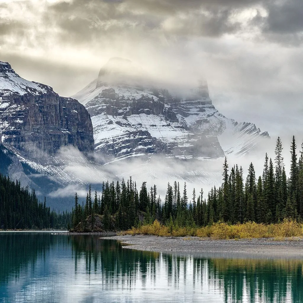 Sunrise at Maligne lake