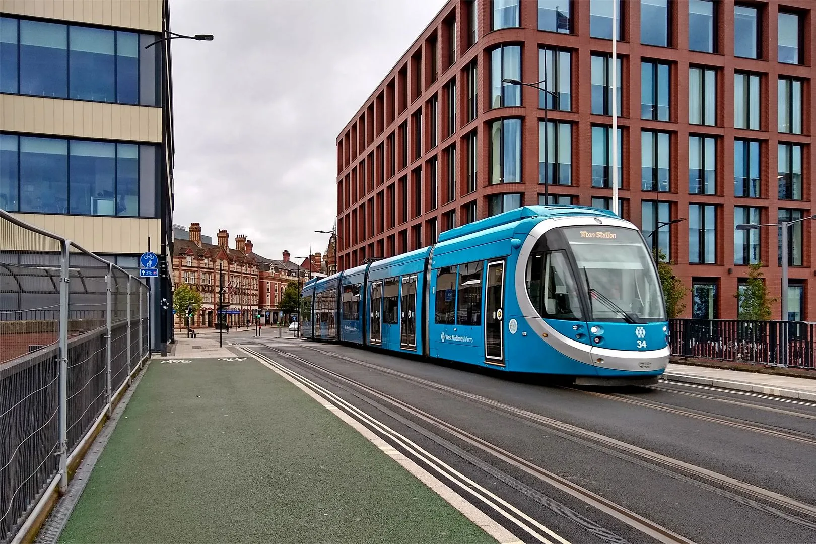 West Midlands Metro tram approaching Wolverhampton railway station - geograph.org.uk - 7798867