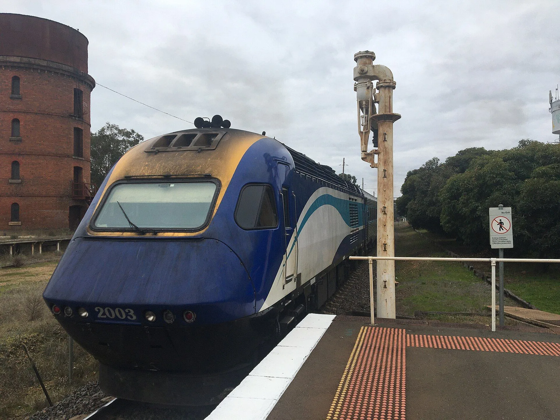 XPT train leaving Wangaratta station — June 2022