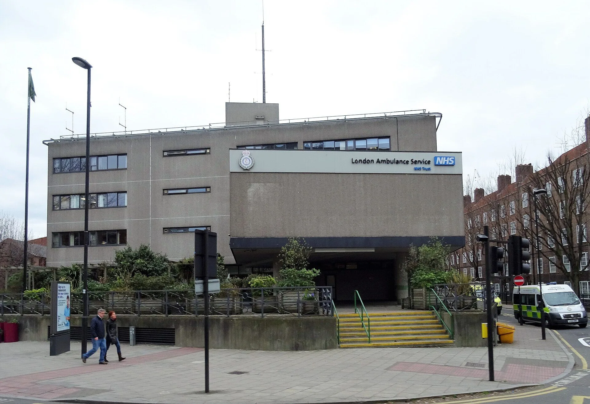LONDON AMBULANCE SERVICE HQ - 25815590101