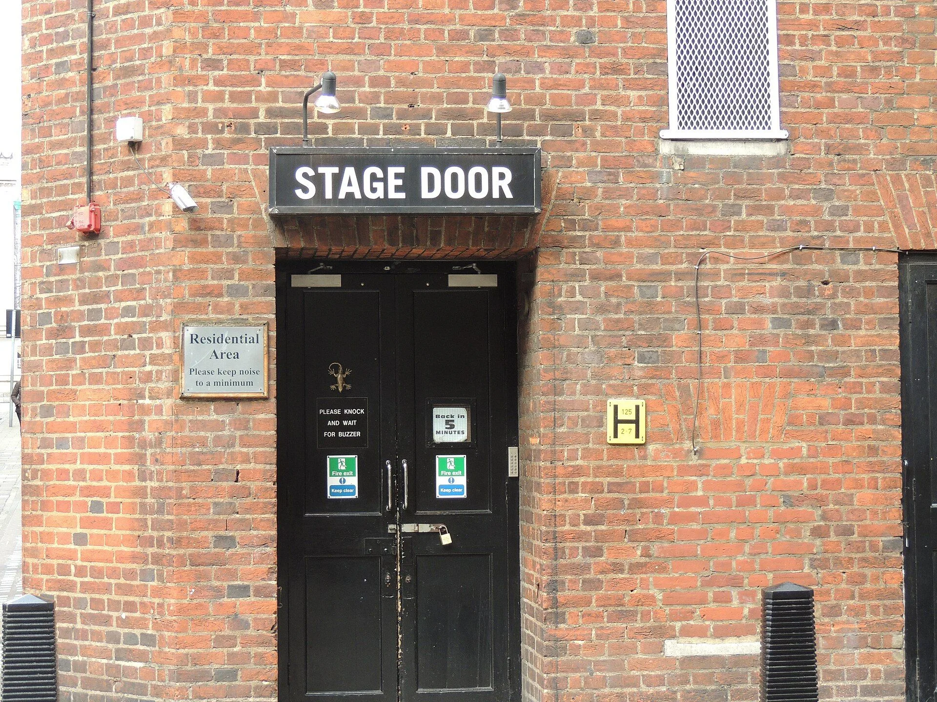 CambridgeTheatreStageDoor2013