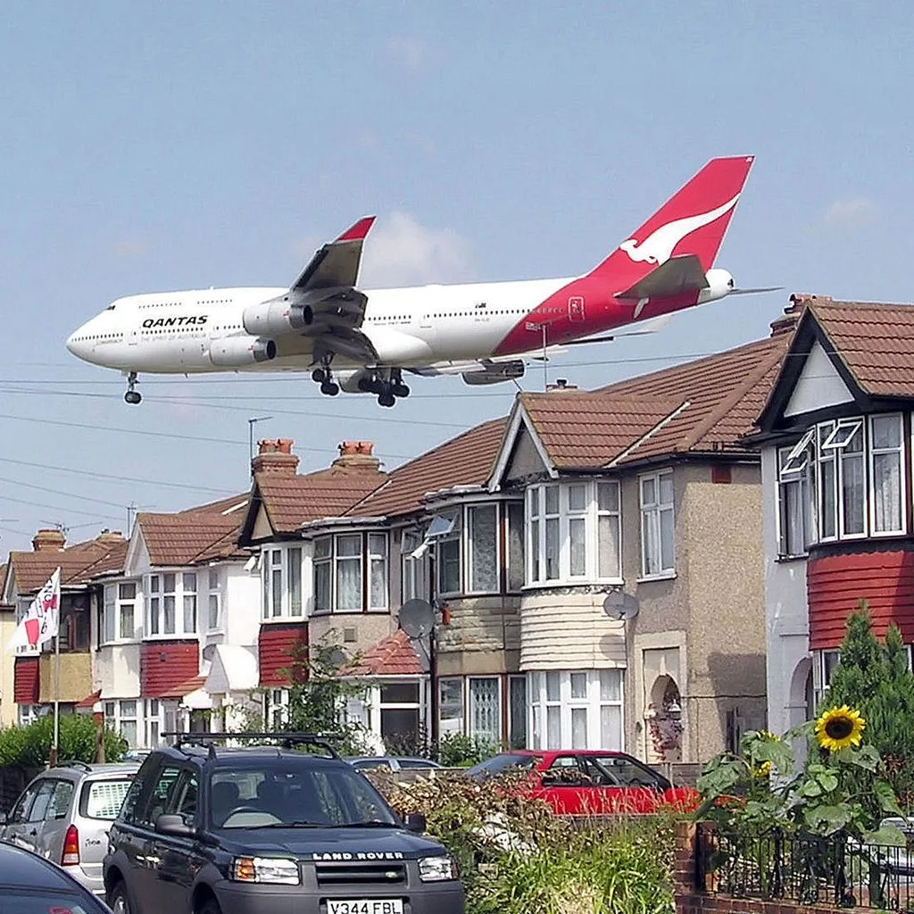Qantas b747 over houses arp