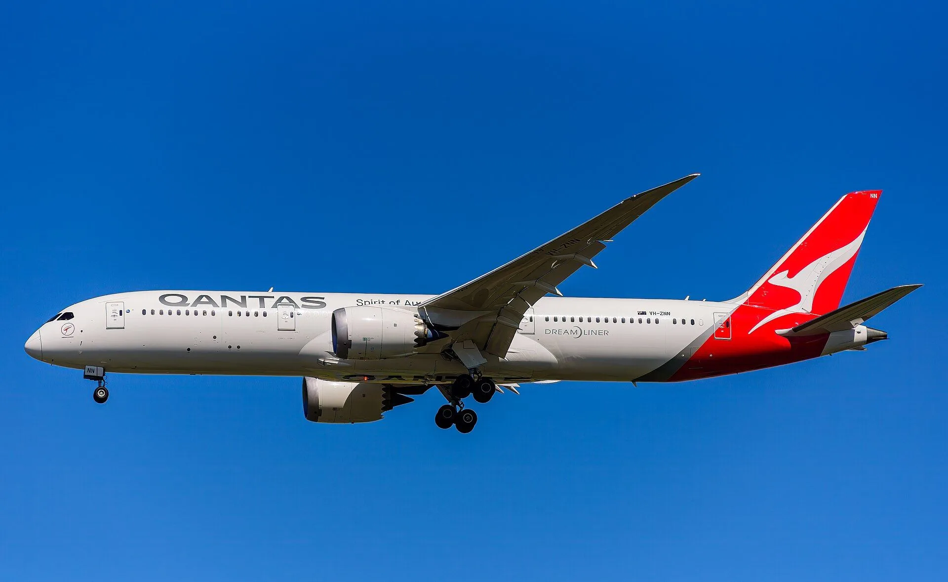 Qantas (VH-ZNN) Boeing 787-9 Dreamliner on final at Melbourne Airport (1)